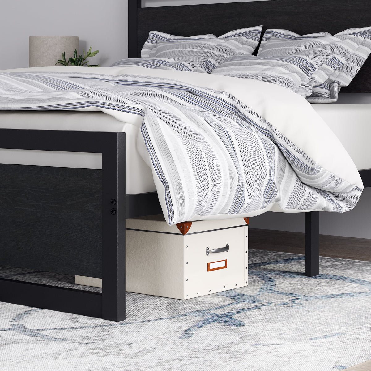 Queen Size Metal Platform Bed Frame with Wooden Headboard Footboard H7338